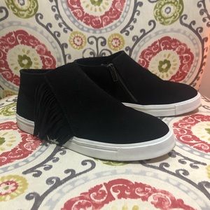 Cute fringe black Minnetonka Moccasins